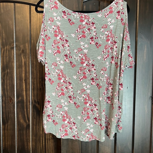 Absolutely Famous cold shoulder top - Picture 4 of 4